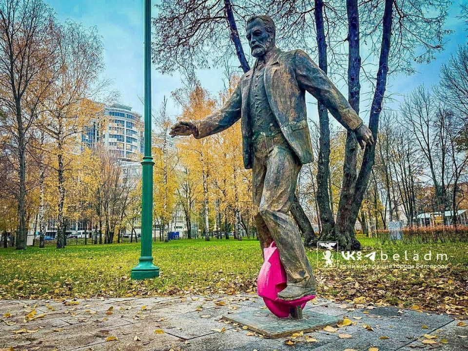 Владимир Шухов присоединился к Ивану Мичурину и Михаилу Щепкину в Центральном парке в Белгороде