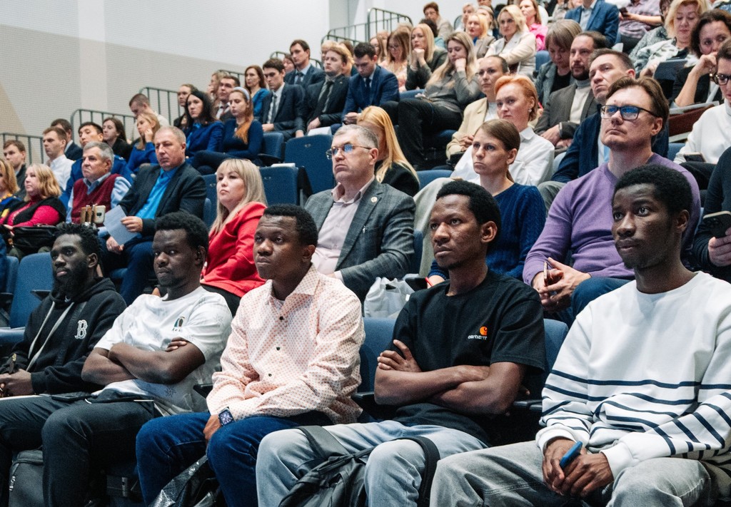 Иностранные студенты КрасГМУ Минздрава России посетили лекции о роли традиционных ценностей и о том, как не поддаваться информационным провокациям