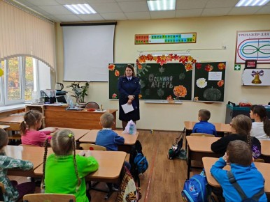 В преддверии Дня народного единства офицер регионального следственного управления СК России встретилась с детьми в пришкольном лагере «Радуга»