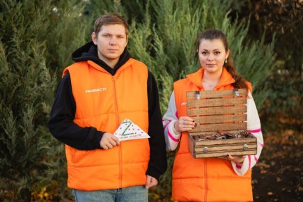 В преддверии Дня народного единства волонтёры штаба #МыВместе передали военнослужащим, проходящим лечение в госпитале, подарки, которые своими руками сделали дети