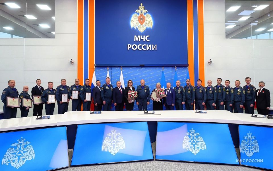 «Готовы к любым трудностям»: глава МЧС России вручил государственные награды личному составу
