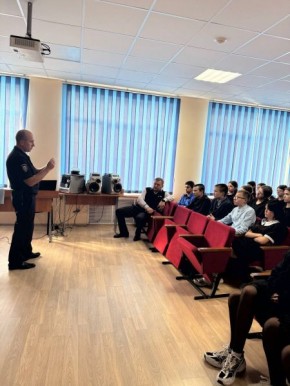 Ивнянские полицейские провели профилактическую беседу со школьниками