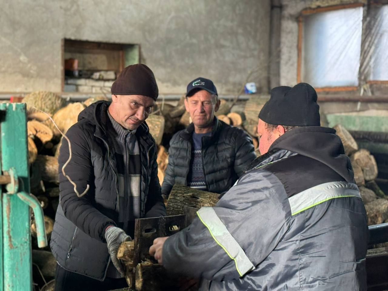 В Ракитянском округе полным ходом идёт заготовка дров на зиму