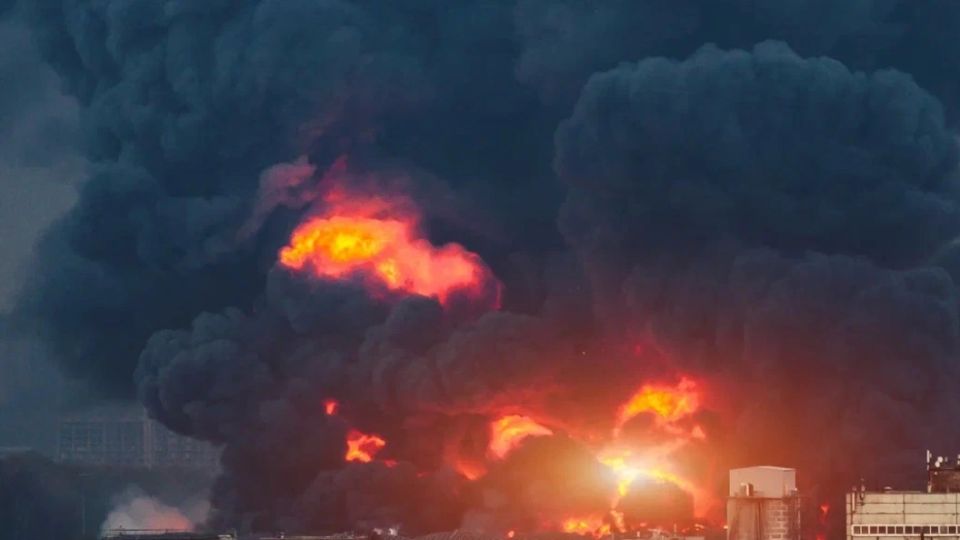 Самая мощная атака за всю СВО. Волгоград: Взрыв за взрывом, стены трясутся. Последствия — на фото. 7 часов "ада", есть убитый