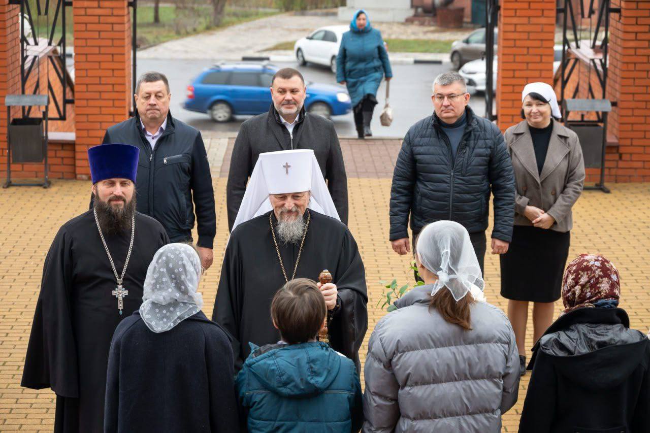 В день памяти иконы Божией Матери «Всех скорбящих Радость», митрополит Белгородский и Старооскольский Иоанн совершил Божественную литургию в нашем храме по случаю престольного праздника