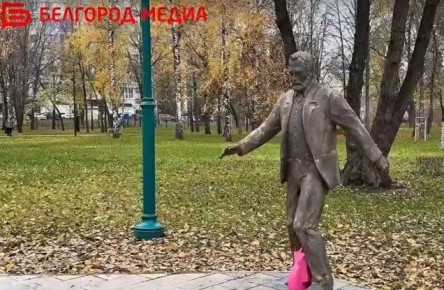 На Мичуринской аллее в Белгороде к компании Ивана Мичурина и Михаила Щепкина присоединился и Владимир Шухов