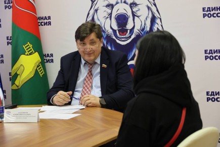 Работа депутатов с обращениями жителей региона в формате личных приёмов граждан — одно из приоритетных направлений