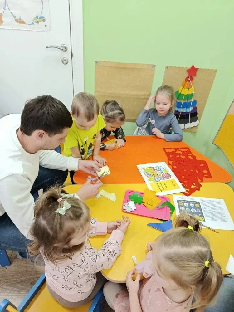 В Белгородской области сотрудники Госавтоинспекции провели для дошкольников мастер –класс по изготовлению световозвращающих элементов