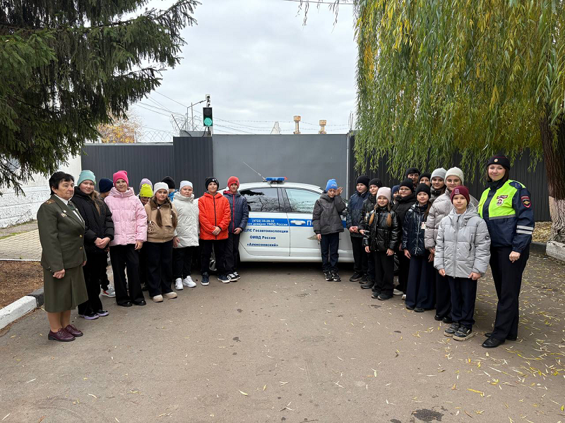Белгородские автоинспекторы в преддверии Дня сотрудников органов внутренних дел организовали для своих юных помощников экскурсию в отдел полиции