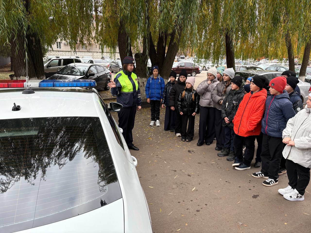 Доброе утро, друзья. Сегодня #ПослеСмены инспекторы ДПС в Алексеевке заехали к школьникам По традиции, ребята вспомнили вместе с автоинспекторами дорожные правила и напомнили о них остальным через СГУ Дорожные полицейские...