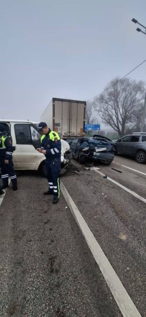 Микроавтобус с детьми столкнулся с несколькими автомобилями в Курской области