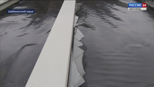 В рамах ещё торчат острые осколки, а разбитые окна затянуты плёнкой