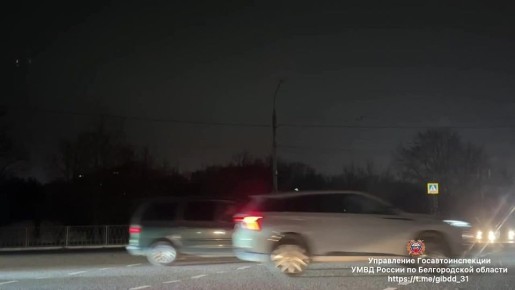 В Белгороде сотрудники Госавтоинспекции обеспечивают безопасный проезд перекрёстка на пересечении улиц Губкина и Архиерейская во время аварийного отключения светофорного объекта