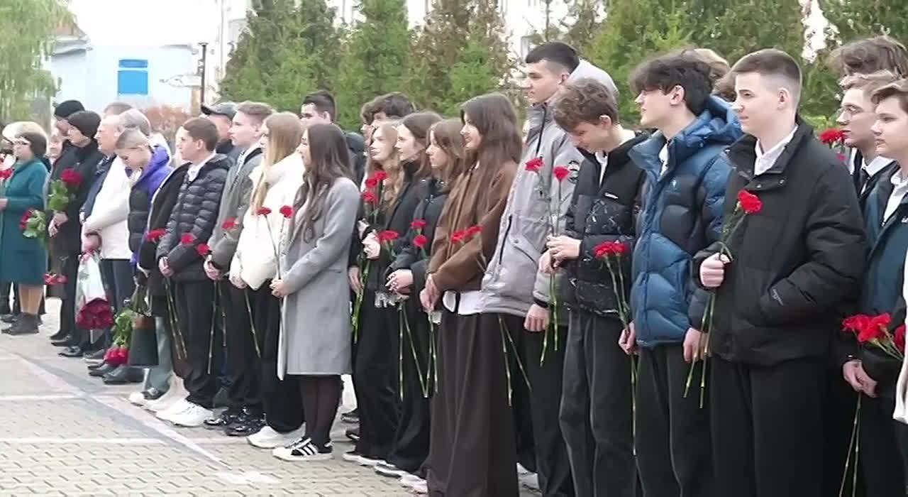 На стенах Дубовской СОШ увековечили память участника СВО Евгения Ярцева