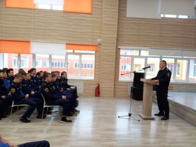 В Белгороде полицейские познакомили кадетов со своей профессией