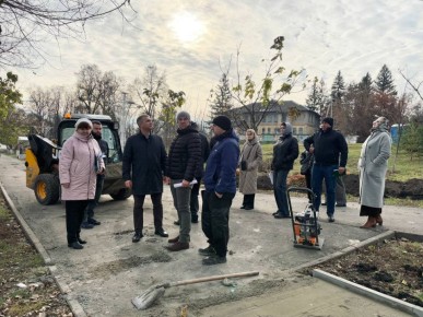 Михаил Лобазнов: Совместно с руководителями служб ЖКХ, строительства, торговли провел очередное выездное совещание по благоустройству верхнего и нижнего парков, а также территории проекта «Бионика»