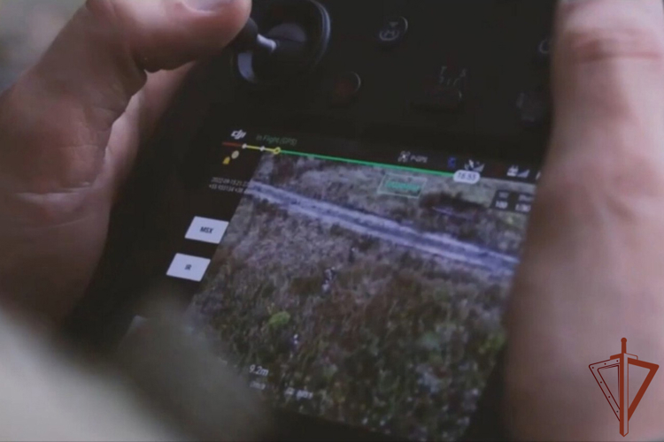 Росгвардейцы доставляют воду на боевые позиции с помощью дрона