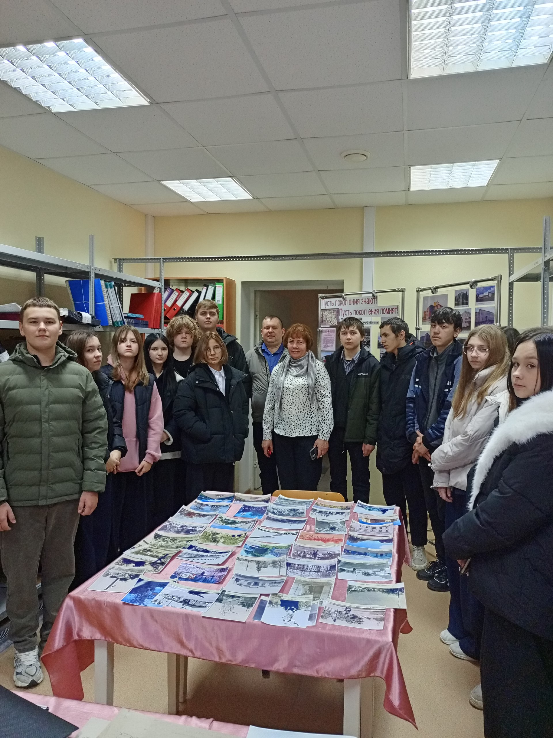 Сегодня в архивном отделе администрации района прошла насыщенная программа для учащихся 9-х классов Волоконовской средней школы №2 под руководством преподавателя Михаила Терещенко