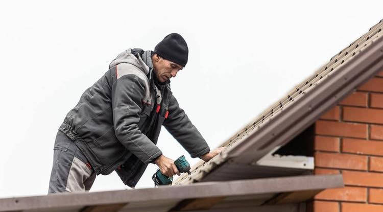 Шебекинские строители восстанавливают пострадавшие при обстрелах дома в частном секторе