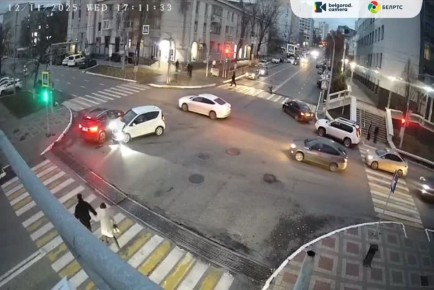А это кадры из Белгорода. Накануне на перекрёстке Преображенской и Князя Трубецкого водитель выехал на красный