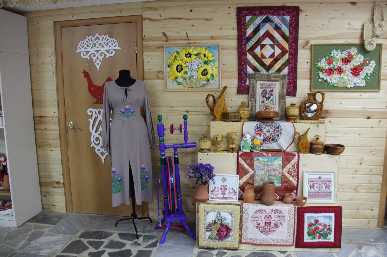 В рамках областного Дня мастера, в творческом пространстве "Светёлка" развернулась чарующая выставка "Хоровод русских ремёсел"