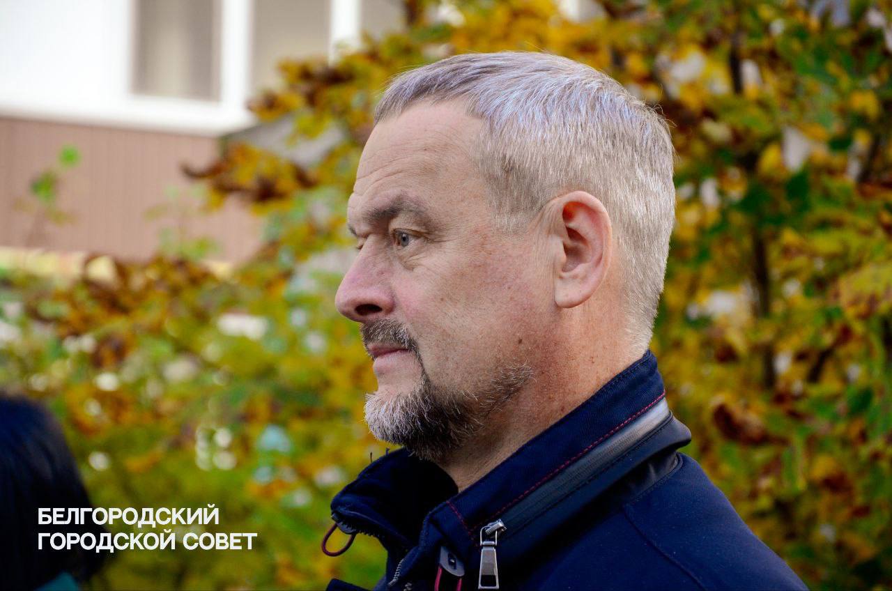 В районе дома №16 на бульваре Строителей Белгорода поменяли резиновое покрытие спортплощадки