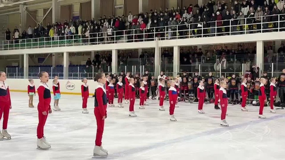 Михаил Лобазнов: Накануне во Дворце спорта «Кристалл» состоялась торжественная передача партии коньков для обновления прокатного фонда