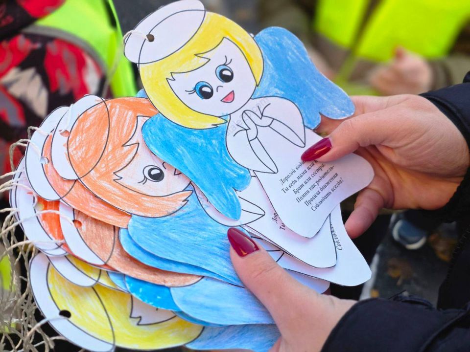 В Белгороде сотрудники Госавтоинспекции и их юные помощники напомнили водителям о хрупкости детской жизни