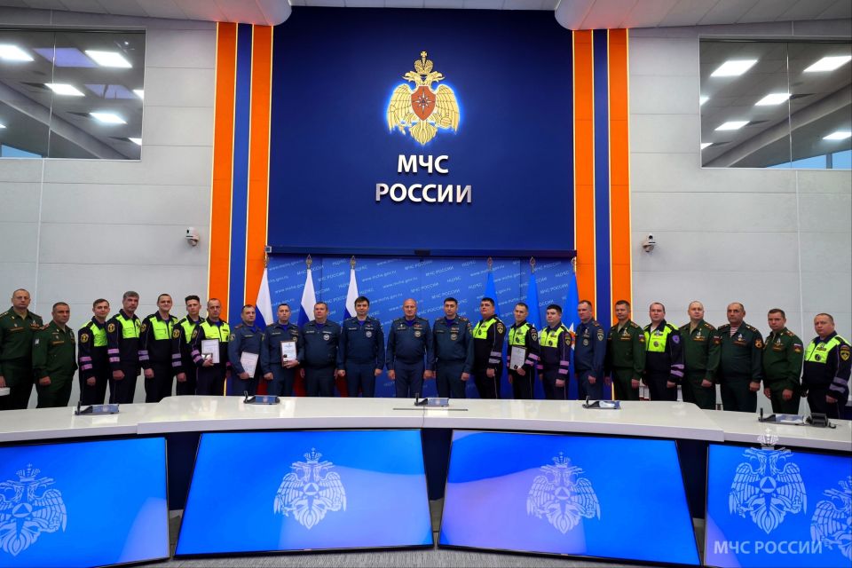 Глава МЧС России Александр Куренков наградил сотрудников Военной автомобильной инспекции