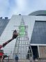 Праздник к нам приходит. Возле «МегаГринна» уже начали устанавливать главный символ Нового года