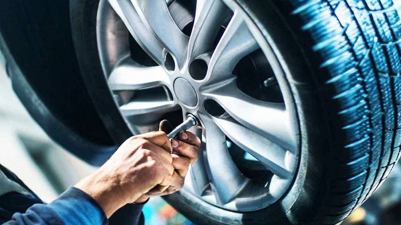 Советы специалистов: почему важно своевременно сменить резину осенью