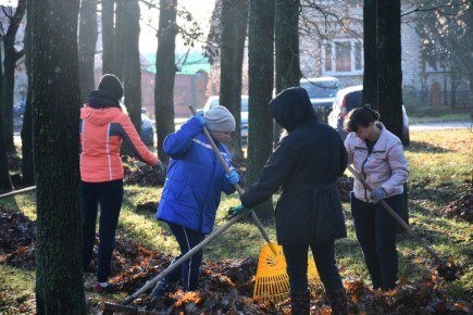 Галина Руденко: Осталось две недели до наступления календарной зимы, но пока погода позволяет, мы продолжаем наводить порядок в нашем районе