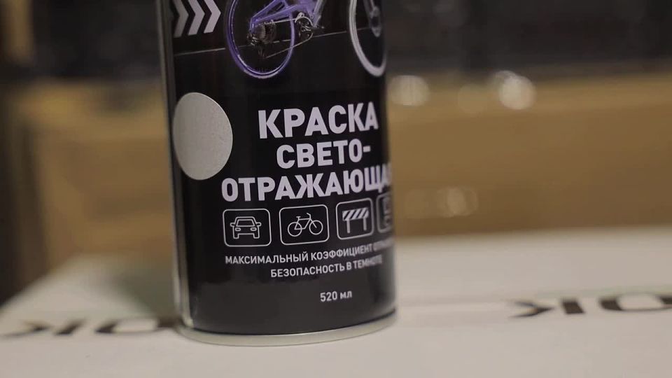 Волонтёры в Белгороде на пешеходных переходах раздают жителям светоотражающие повязки