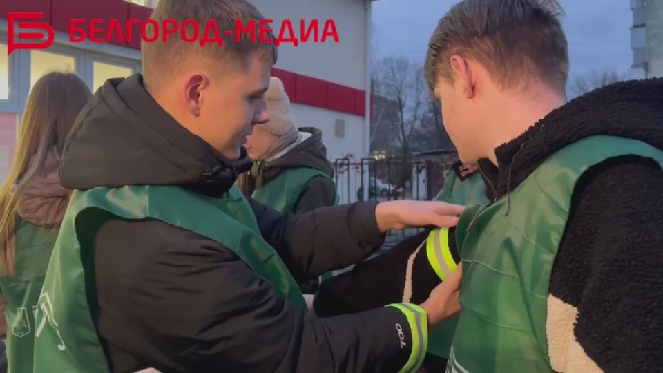 На улицах Белгорода волонтёры НИУ «БелГУ» напомнили жителям о правилах безопасности на дорогах в тёмное время суток