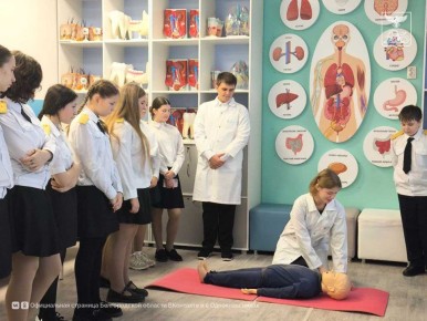 Ученики медкласса в Ракитном провели обучающее занятие для семиклассников