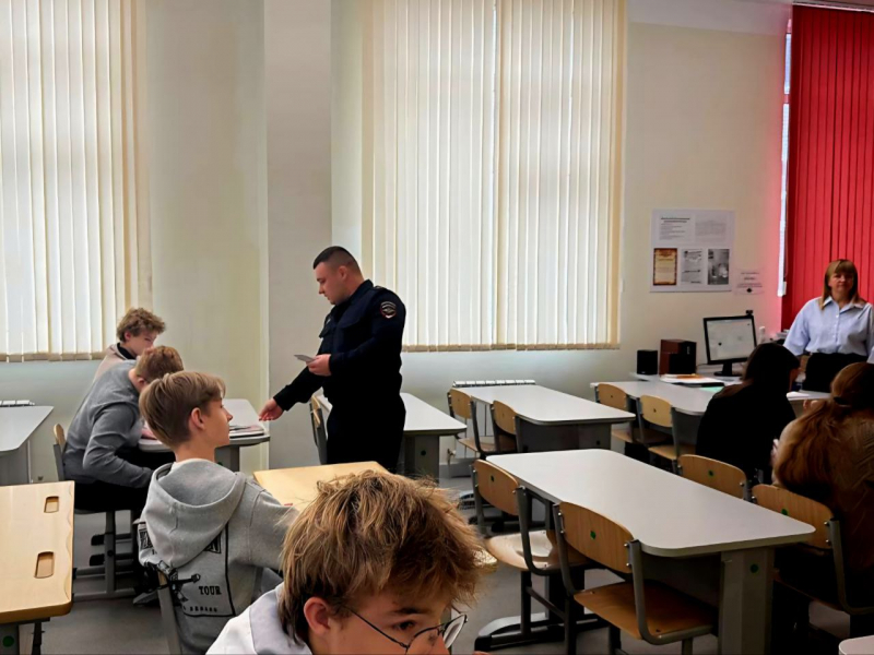 Белгородские полицейские продолжают знакомить школьников со своей профессией