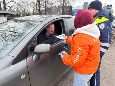 Сотрудники местной Госавтоинспекции вместе с краснояружскими волонтёрами провели профилактическую акцию, направленную на повышение безопасности дорожного движения и привлечение внимания к проблеме дорожно-транспортных...