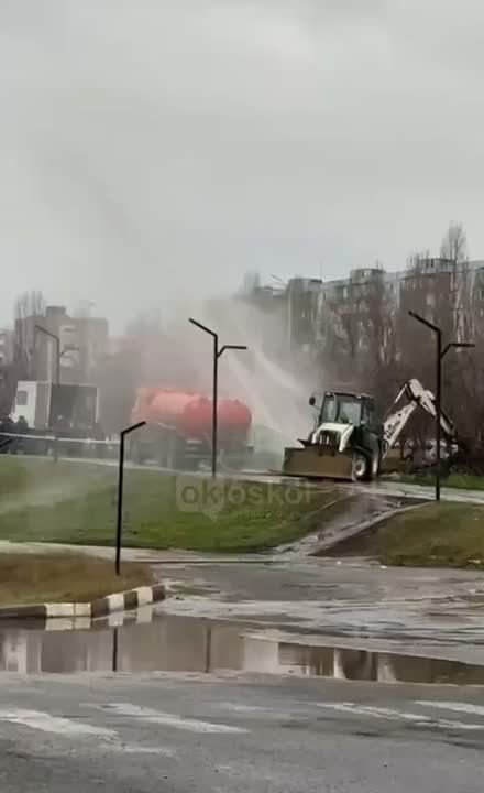 В Старом Осколе из-под земли забил фонтан