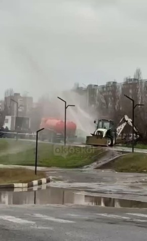 В Старом Осколе из-под земли забил фонтан