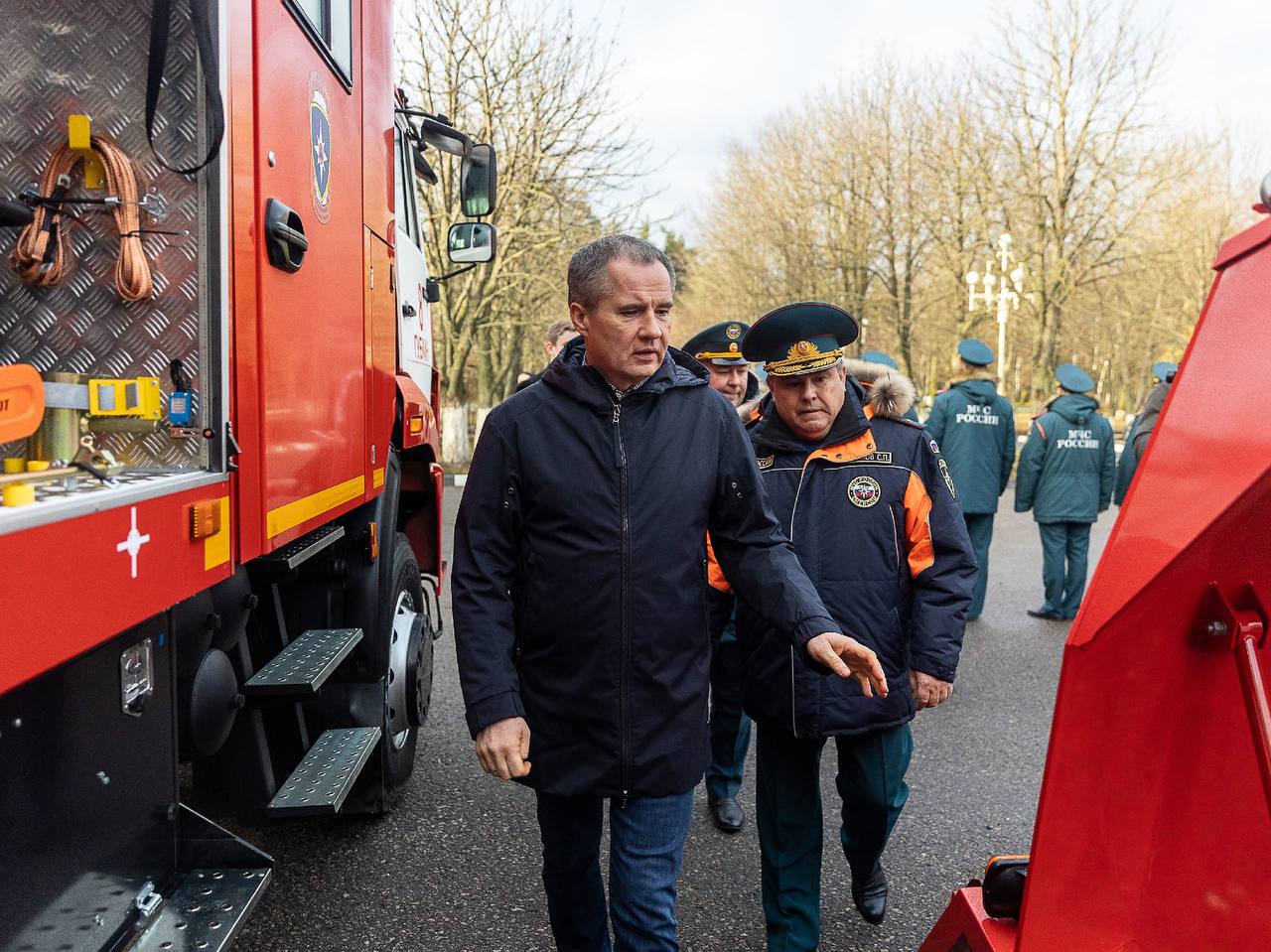 Михаил Лобазнов: Губернатор Белгородской области Вячеслав Гладков совместно с начальником ГУ МЧС региона Сергеем Потаповым вручили пожарным расчетам области ключи от девяти единиц новой специализированной техники