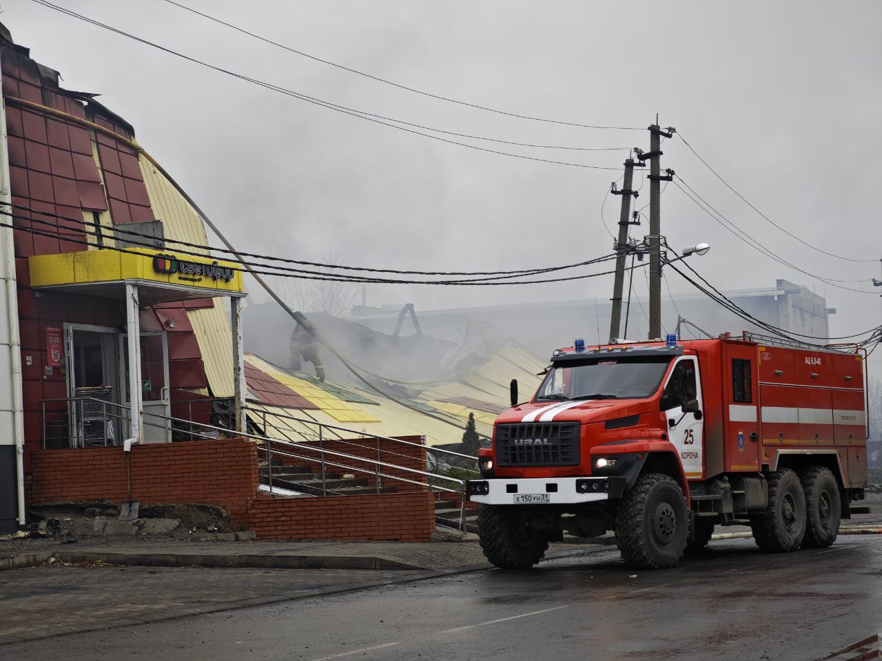 Николай Нестеров: В результате вчерашней атаки беспилотниками, на территории города Короча полностью сгорело три коммерческих здания