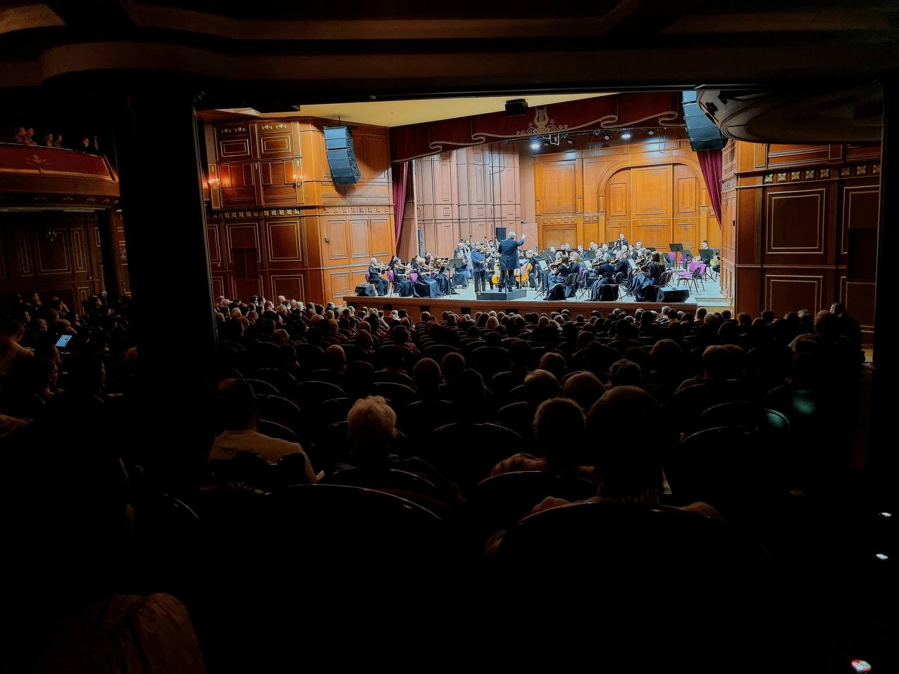 Сегодня в Большом зале Белгородской филармонии прошел концерт Симфонического оркестра под управлением главного дирижёра – заслуженного деятеля искусств РФ Рашита Нигаматуллина