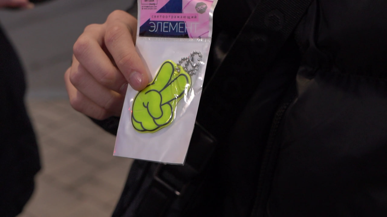 В Белгородском округе сотрудники Госавтоинспекции раздают световозвращающие элементы