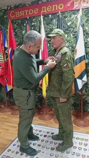 Известный белгородский альпинист Сергей Шевченко, покоривший Эверест, получил медаль «За храбрость» II степени