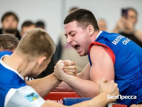 В чемпионате и первенстве Белгородской области по армрестлингу сразились 100 спортсменов
