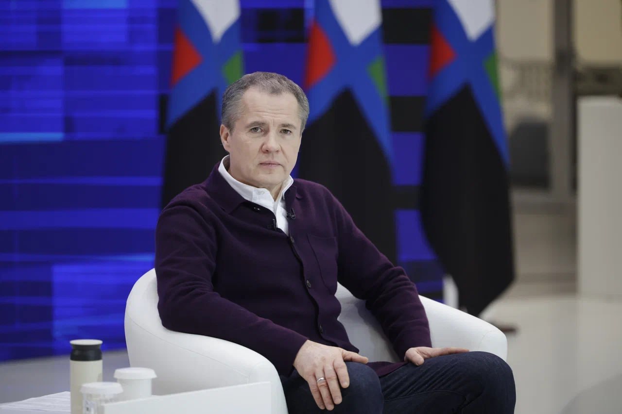 При ответе на вопрос, какое самое непростое решение ему пришлось принять как губернатору, Вячеслав Гладков отметил, что тяжело совмещать военную и мирную повестки