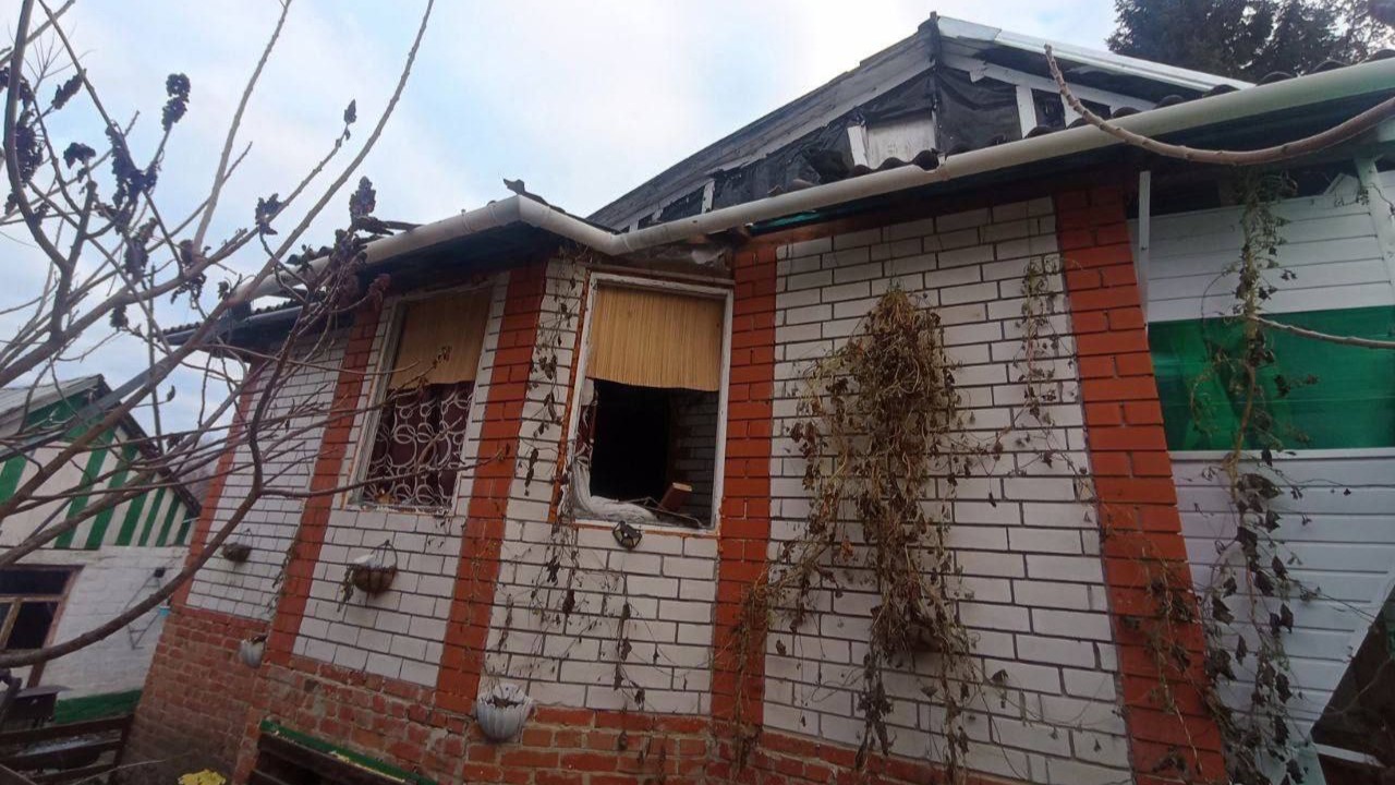 В Белгородском округе при атаке дрона по частному дому пострадали два мирных жителя