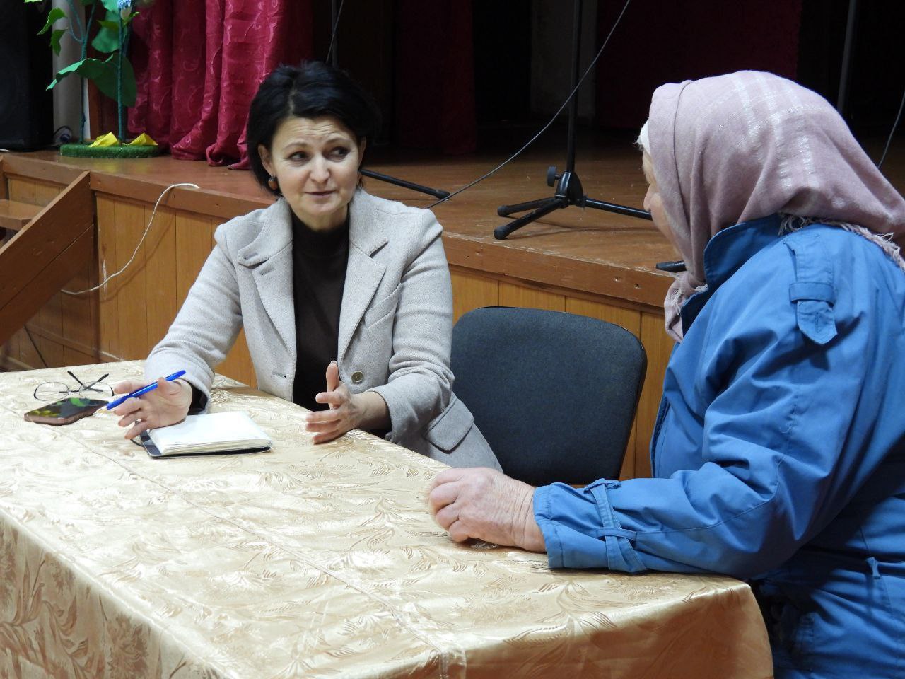 Татьяна Киричкова: Сегодня во время личного приема граждан в селе Жабское обратились жительницы села с просьбой о помощи в получении адресной справки для представления по месту требования и установки уличного фонаря