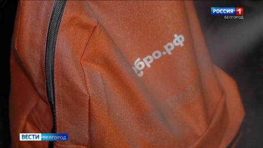 Человек в тёмной одежде на дороге вечером практически невидим