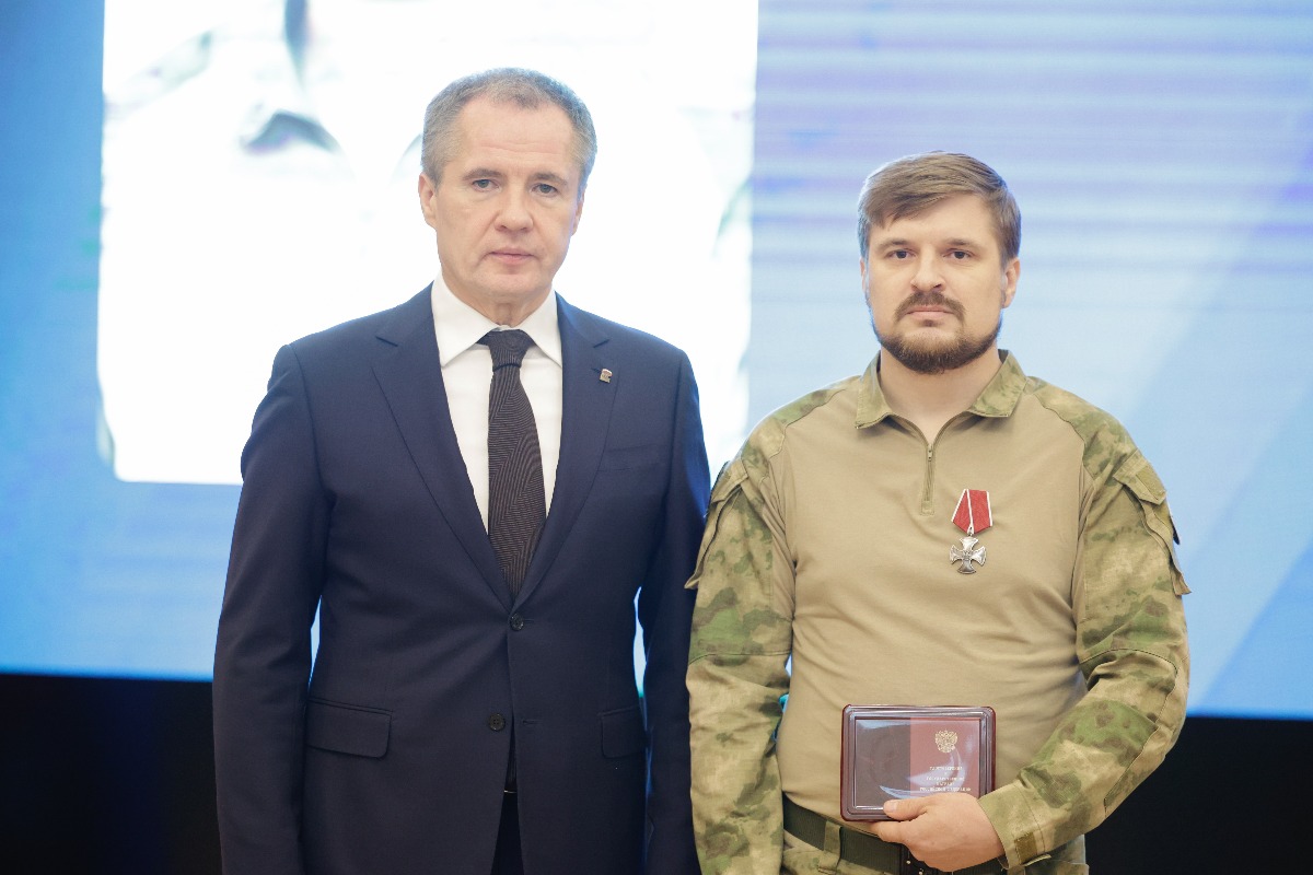 Вячеслав Гладков вручил государственные и региональные награды 107 бойцам белгородской самообороны